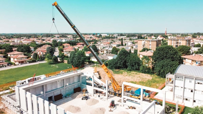 Autogrù Liebherr 500T. impegnata nella posa di tegoli Maxi Fly palestra Castelfranco V.to