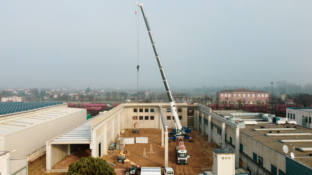 Autogrù Liebherr LTM 1230 impegnata nell'ampliamento di un edificio industriale a Grisignano di Zocco (VI)