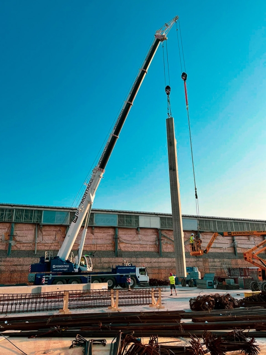 Liebherr LTM 1160 impegnata nella posa dei primi pilastri di un edificio industriale a Marghera (VE).